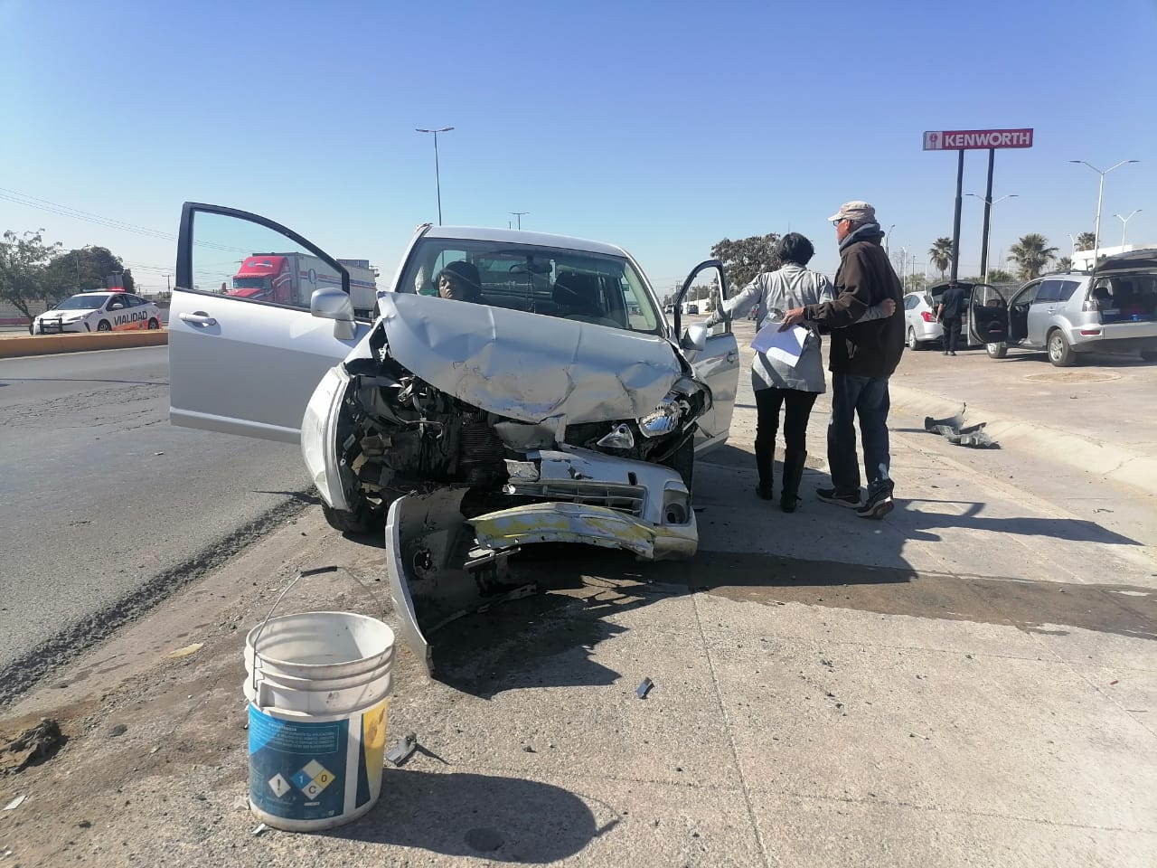 Conductora pierde control de su auto y provoca choque en el periférico de Torreón