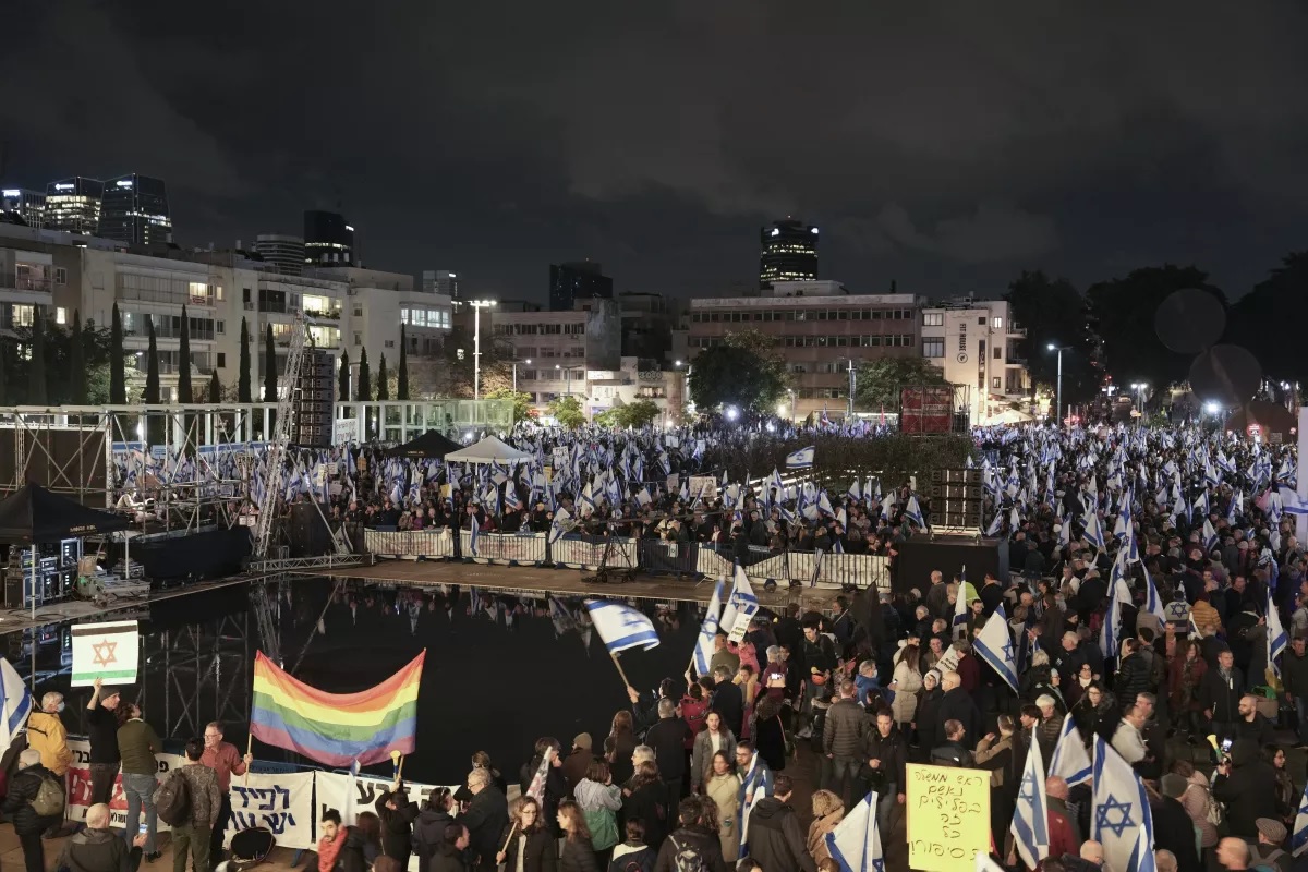 La multitud en la Plaza de Habima de Tel Aviv alcanzó unas 80.000 personas a las 9 de la noche. (AP)