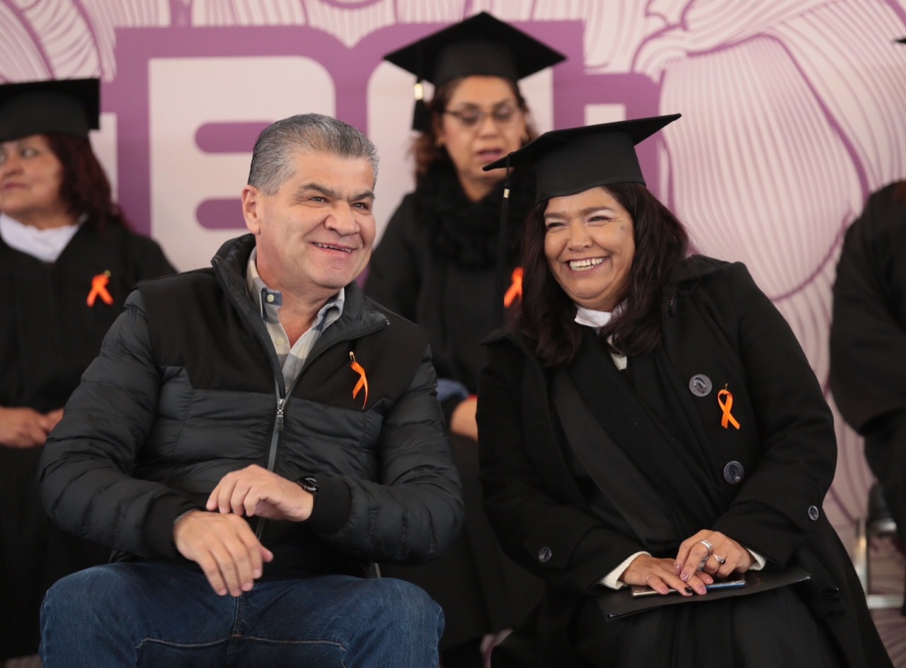 El gobernador Miguel Riquelme Solís, dijo que muchas de las graduadas lo lograron ejerciendo un triple rol de vida. (CORTESÍA)