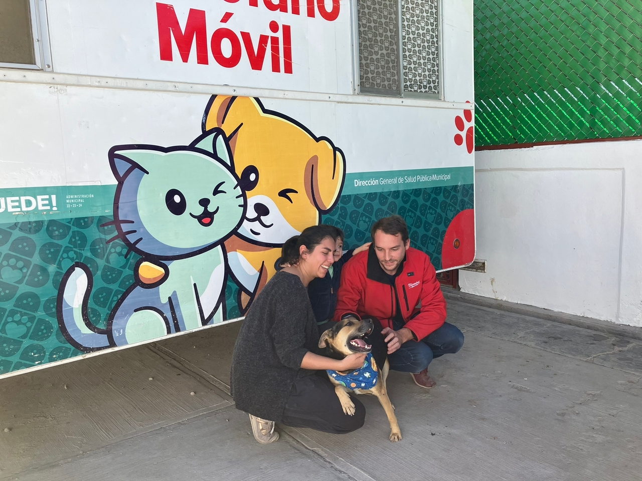 Seis familias acudieron al Centro de Control Canino, para adoptar a distintos perritos. (CORTESÍA)