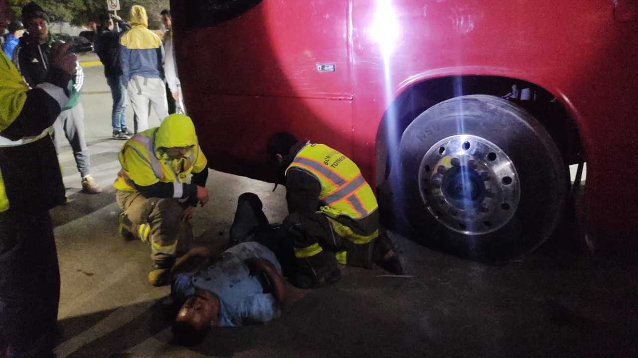 Conductor de un autobús de la porra del Pumas terminó lesionado después de que la unidad le cayó sobre su cuerpo.