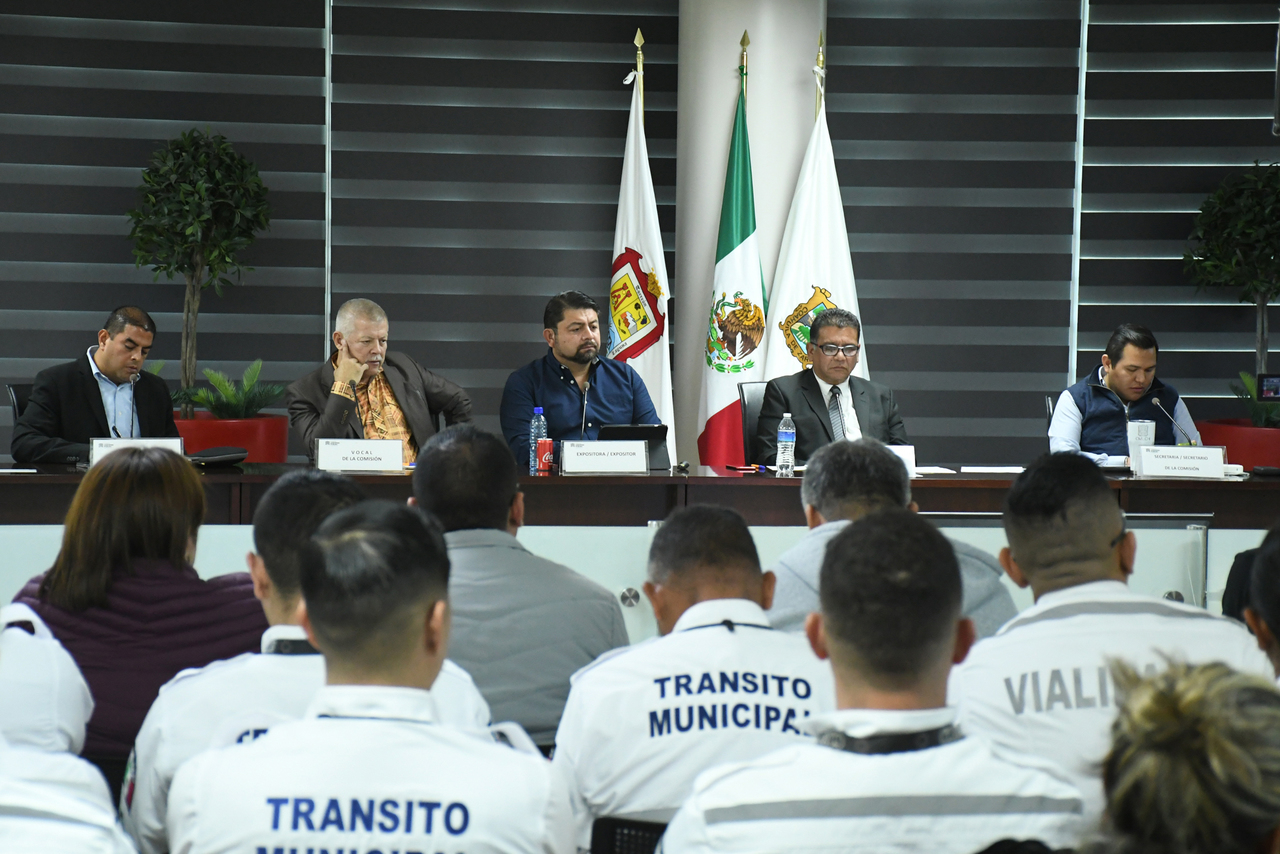 El director de Movilidad Urbana y Vialidad compareció ayer ante los regidores del Municipio. (FERNÁNDO COMPEÁN / EL SIGLO DE TORREÓN)