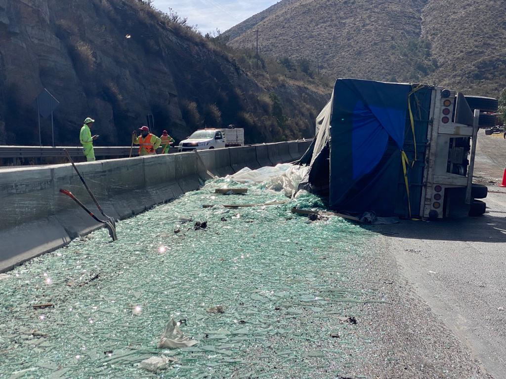 El tráiler transportaba al menos 20 toneladas de vidrio. (EL SIGLO COAHUILA)