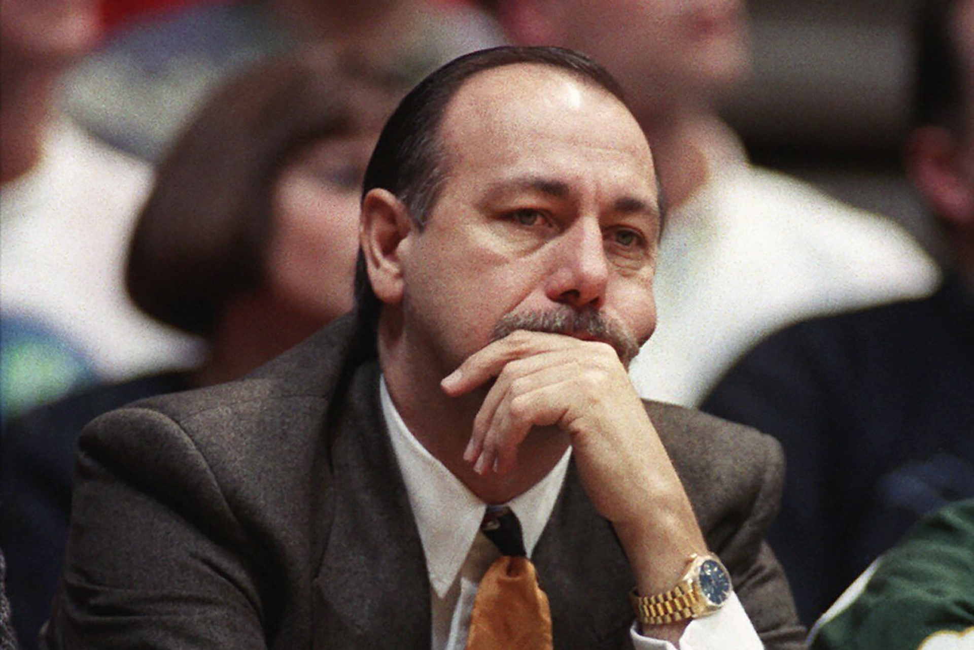  Chris Ford, entrenador en jefe de los Celtics de Boston, observa una jugada ente su equipo y los SuperSonics de Seattle, en Seattle, el 25 de febrero de 1994. Chris Ford, miembro de los Celtics campeones de 1981, y largo tiempo entrenador de la NBA y el jugador que tiene registrada la primera canasta de tres puntos, murió, así lo dio a conocer su familia en un comunicado. Tenía 74 años. La familia emitió un comunicado a través del equipo, sin dar causas del deceso, pero informando que ocurrió el martes 17 de enero de 2023. (AP Foto/Archivo)