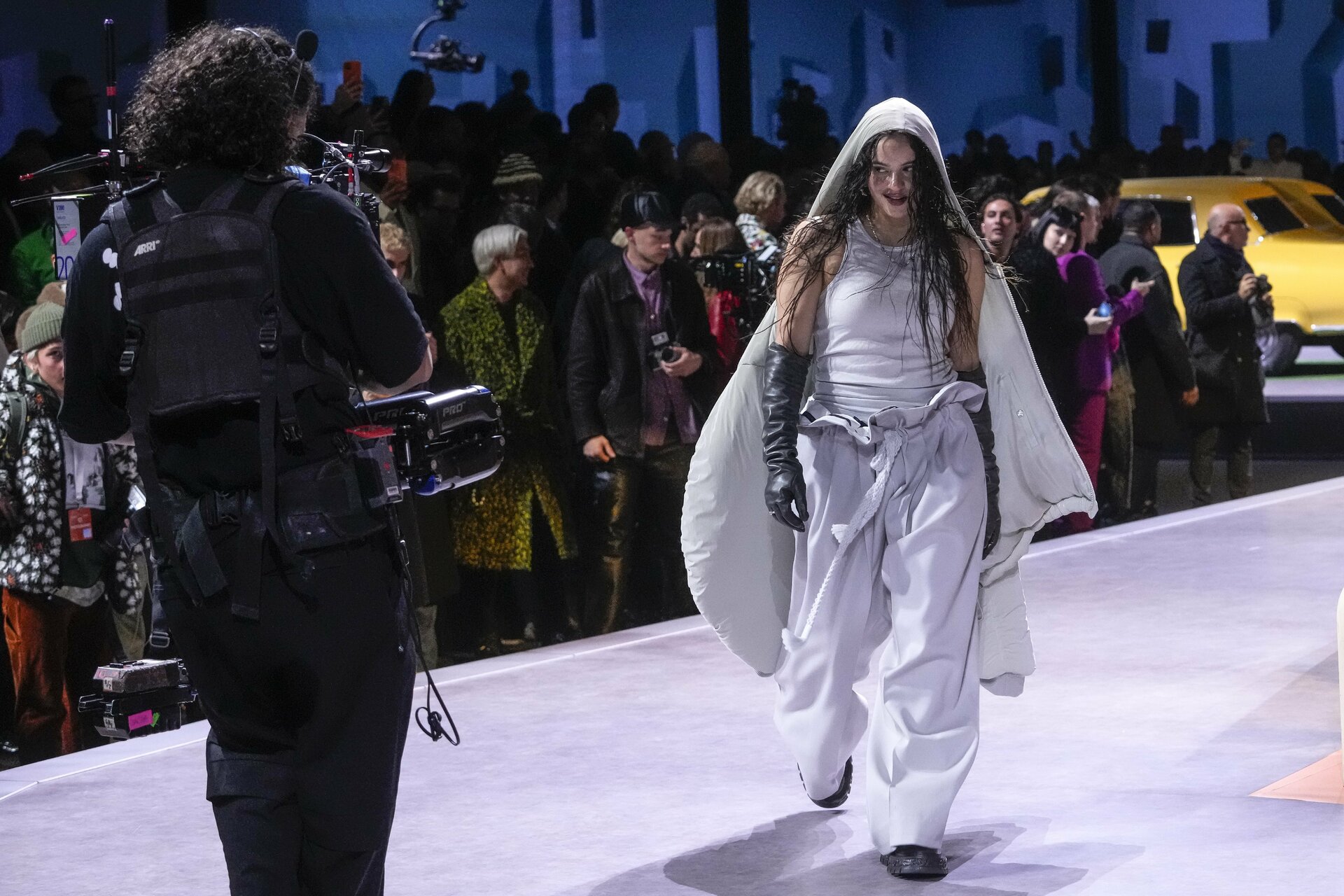 Rosalía arrasa con todo en el desfile de Louis Vuitton - 22 minutos con
