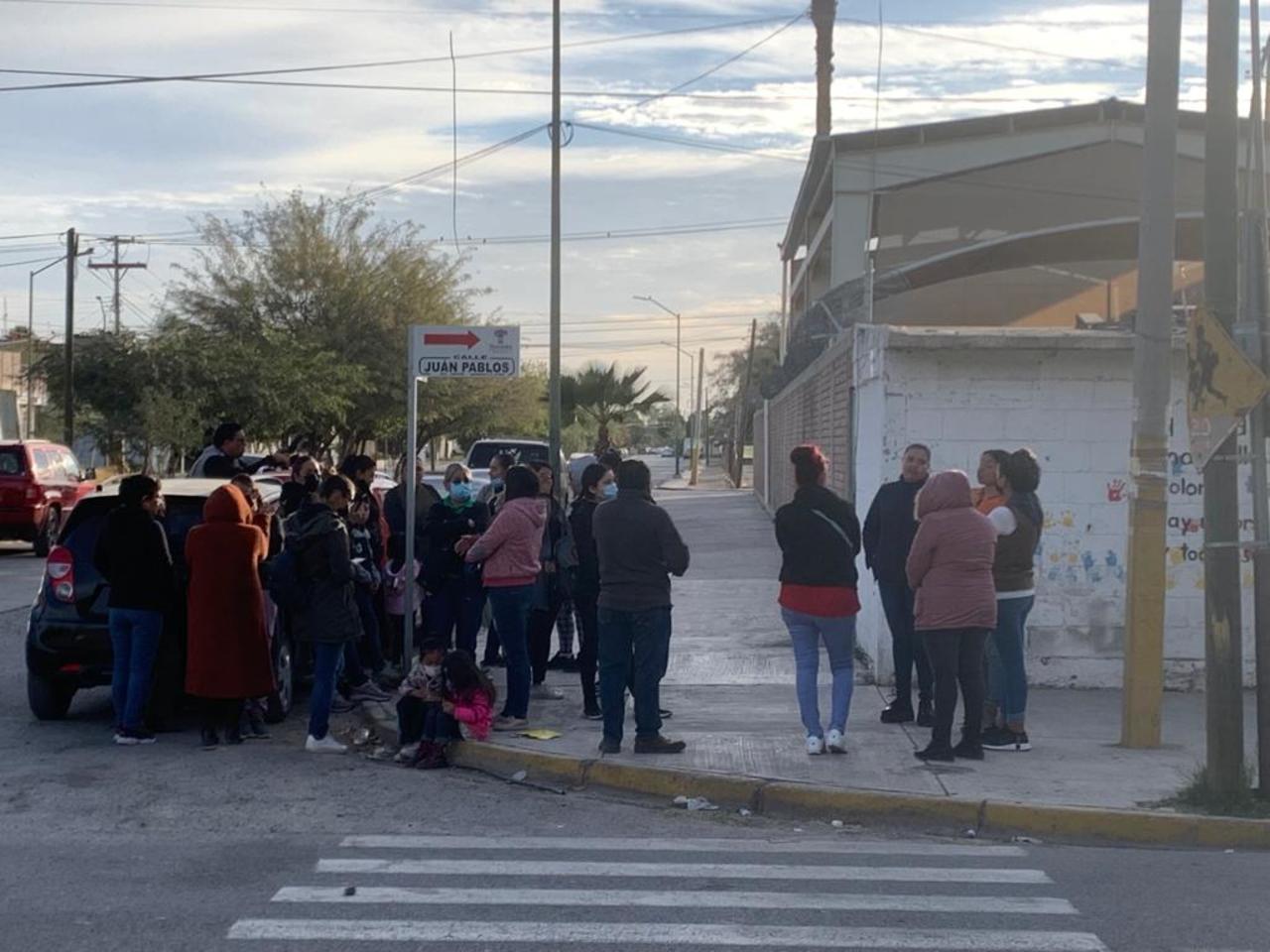 Debido al cierre del plantel educativo, ayer se suspendieron las clases para el turno matutino. (ÉRICK SOTOMAYOR)