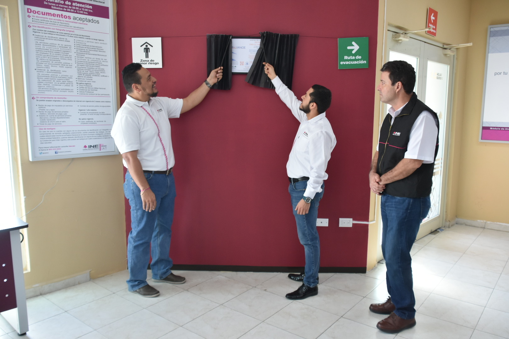 En el módulo 050351, en Monclova, la 03 Junta Distrital debeló una placa del certificado la mañana de este sábado. (Foto: SERGIO A. RODRÍGUEZ / EL SIGLO COAHUILA)