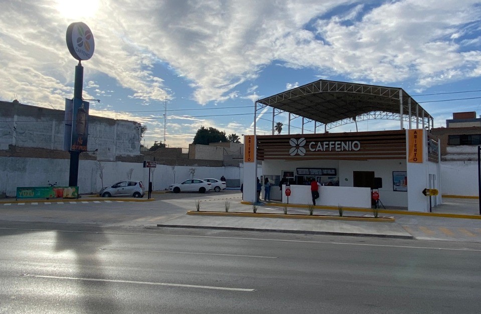 CAFFENIO es una empresa mexicana con más de 80 años trabajando e impulsando el amor por el café, compartiendo con cada mexicano la pasión en cada taza que se toman.