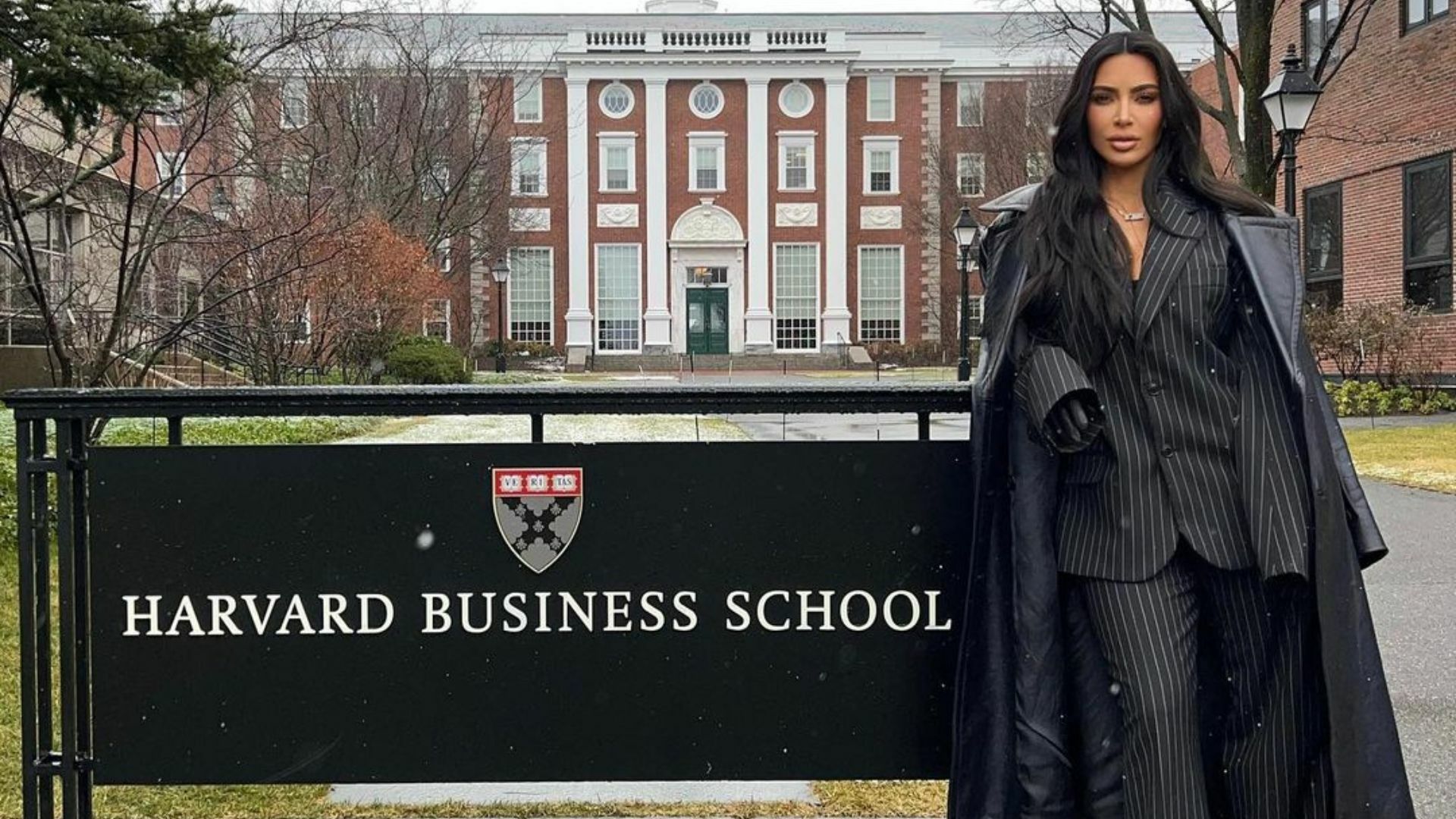 Kim Kardashian da plática a estudiantes de la Escuela de Negocios de Harvard