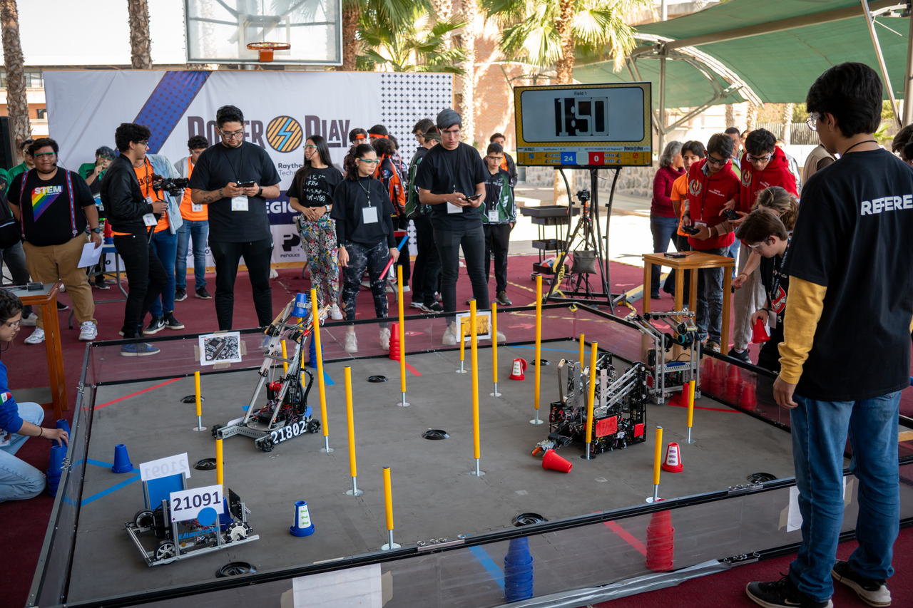 Alrededor de 13 equipos presentaron sus robots en un circuito para cumplir el reto y acercarse a la victoria. (EDUADO RUÍZ / EL SIGLO DE TORREÓN)