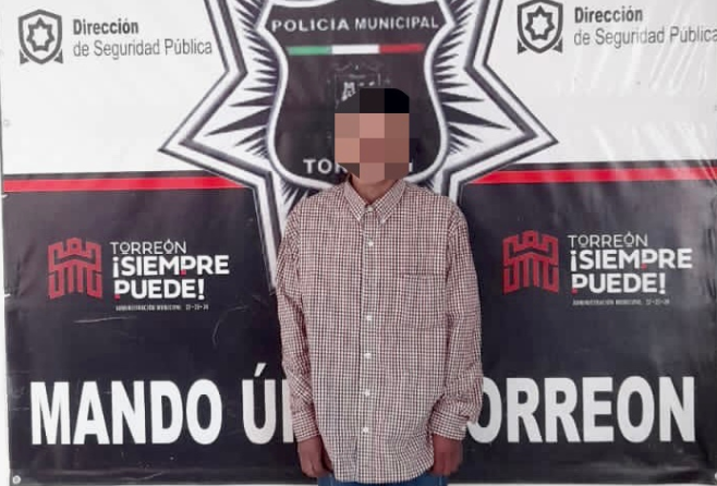 Joven realiza daños para entrar a farmacia y robar paquete de galletas en Torreón