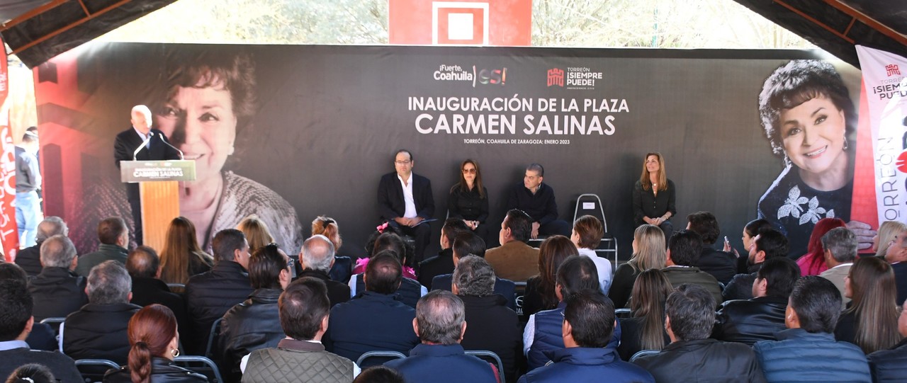 Autoridades municipales y estatales inauguraron ayer una plaza en Torreón en honor a Carmen Salinas. (FERNANDO COMPEÁN)
