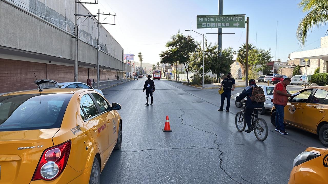 Verifican que taxistas cumplan con reglamentos en Torreón