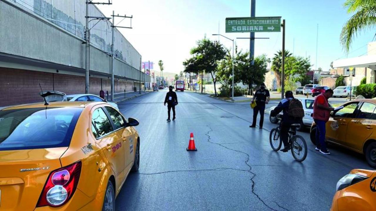Se mantienen los operativos para que los taxistas cumplan con los reglamentos en Torreón, informó el director de Autotransporte. (FERNANDO COMPEÁN)