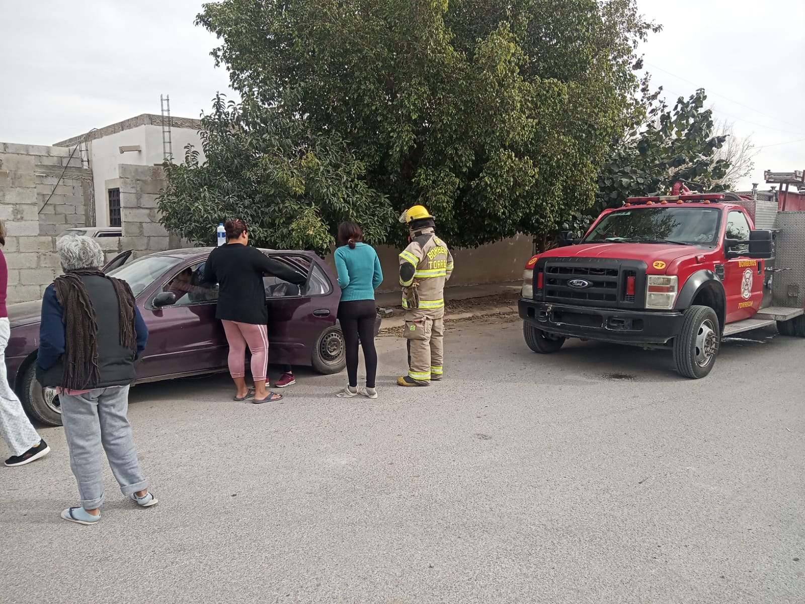 El niño se encontraba jugando a las escondidas y luego de buscarlo, fue encontrado inconsciente en la cajuela de un carro.