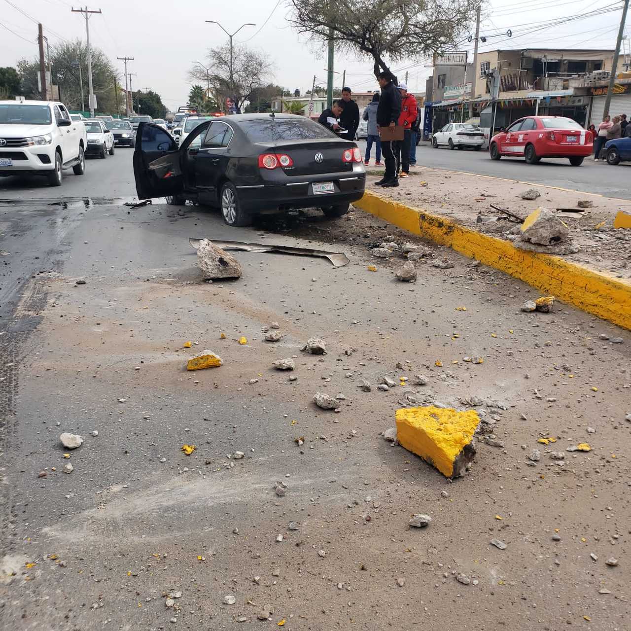 Uno de los vehículos se proyectó contra el camellón central. (EL SIGLO DE TORREÓN)