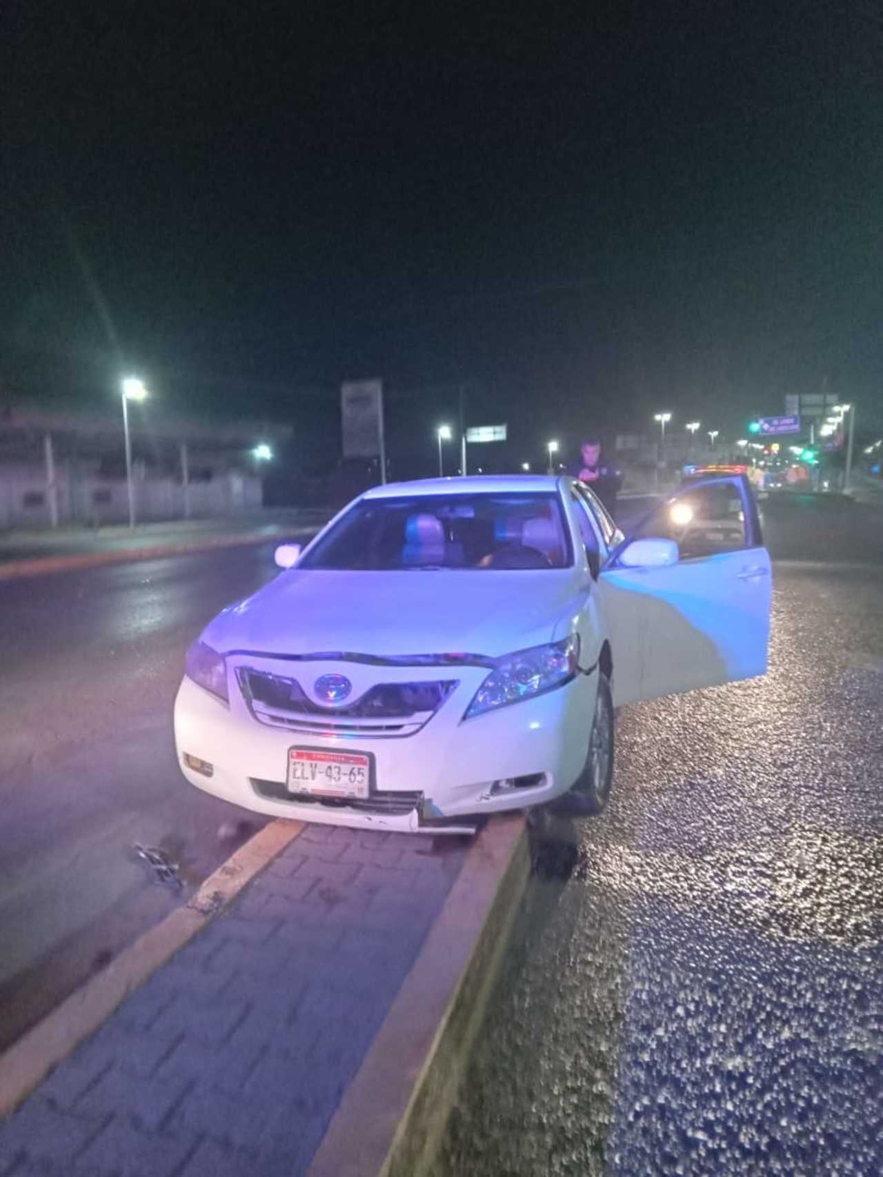 El conductor de un vehículo Toyota Camry perdió el control del volante y terminó sobre el camellón central. (EL SIGLO DE TORREÓN) 