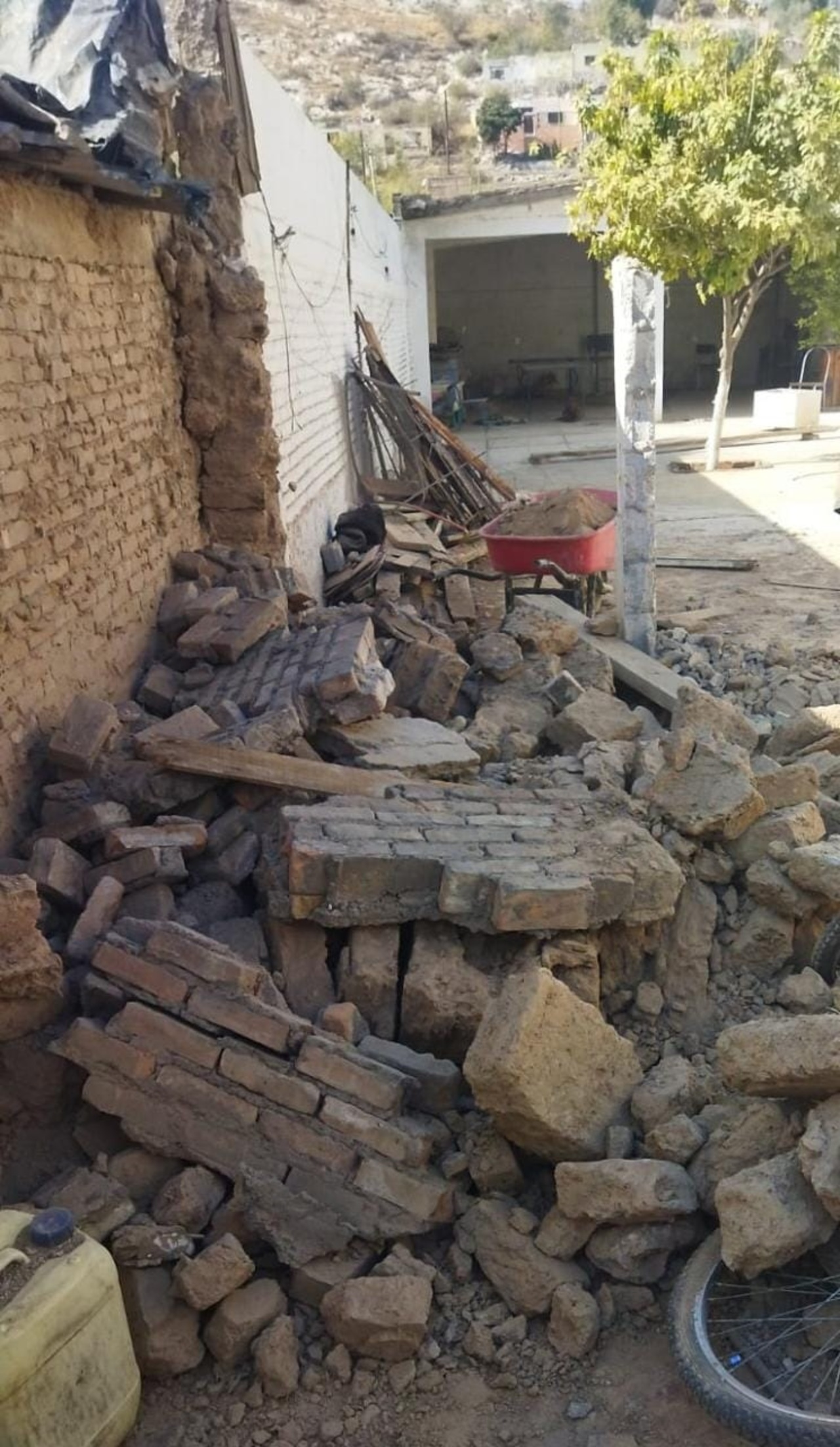 La barda se derrumbó en el interior de una finca ubicada en el sector Centro de la ciudad de Gómez Palacio.