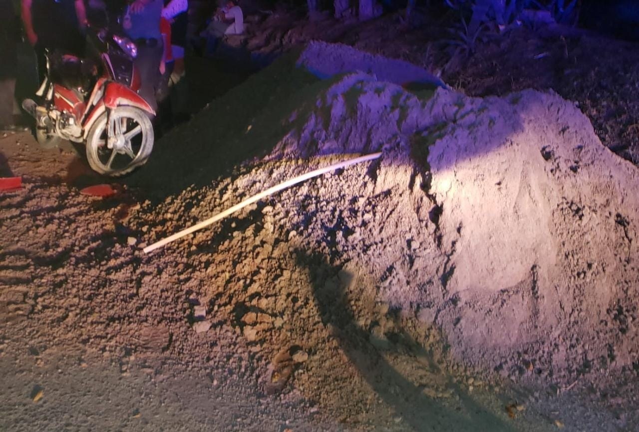 El motociclista se impactó contra un montón de arena.