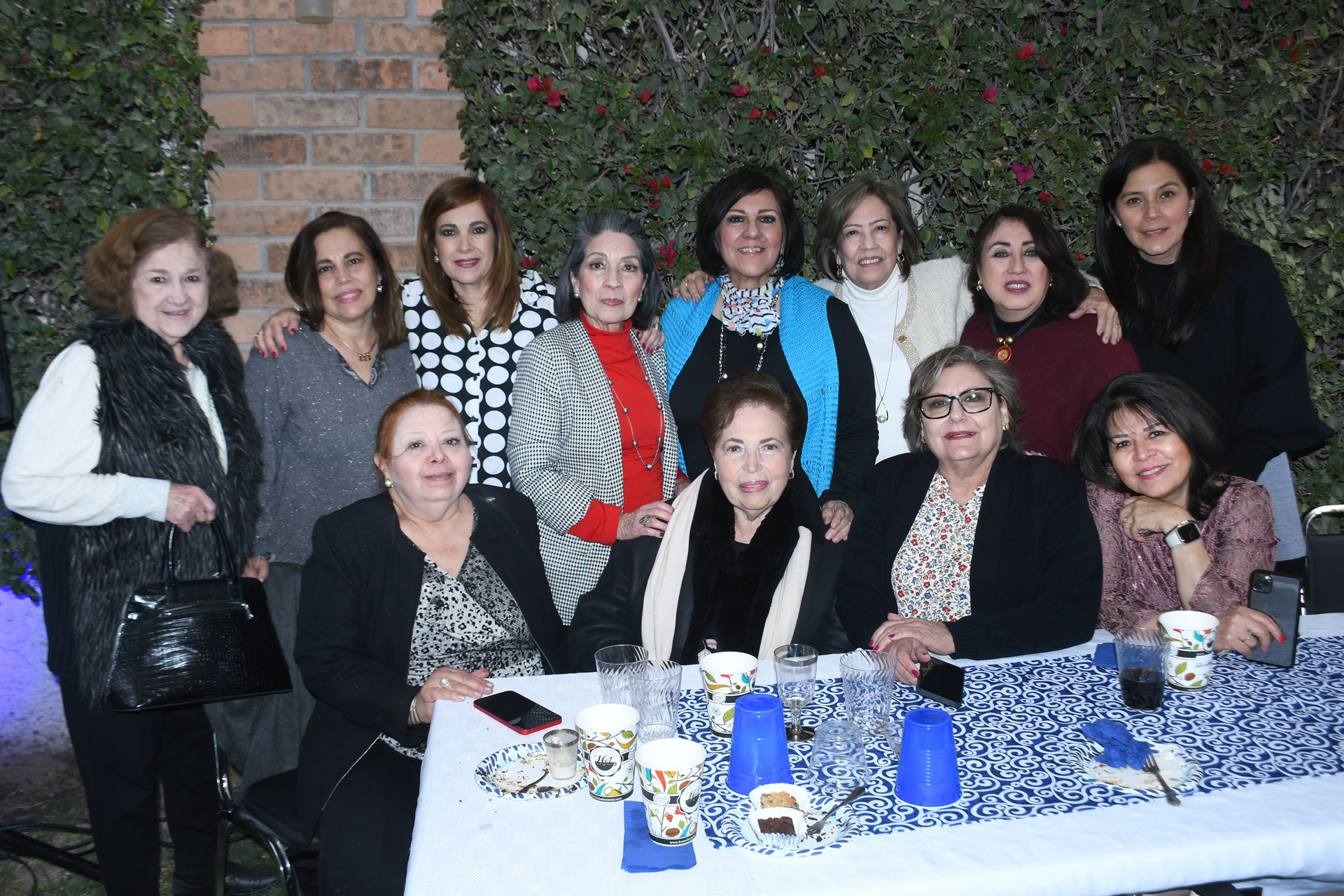 Rosy González junto a su mami y un grupo de amistades (EL SIGLO DE TORREÓN/FERNANDO COMPEÁN)