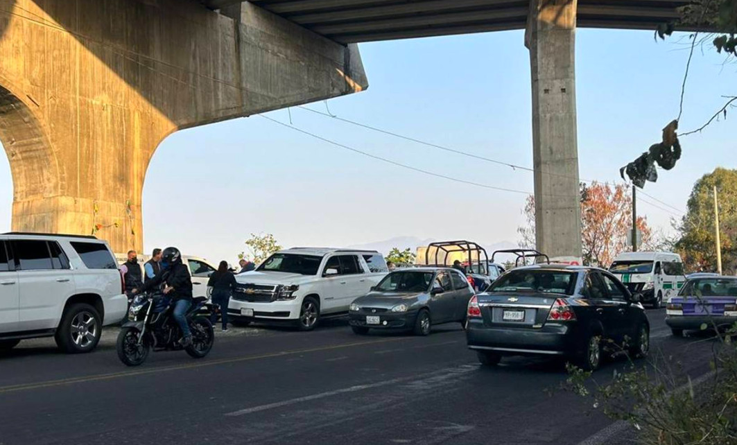 Varias llamadas telefónicas se registraron a la Policía Morelos para avisar que había tres cuerpos sin vida debajo del llamado puente Sin fin. (ESPECIAL)