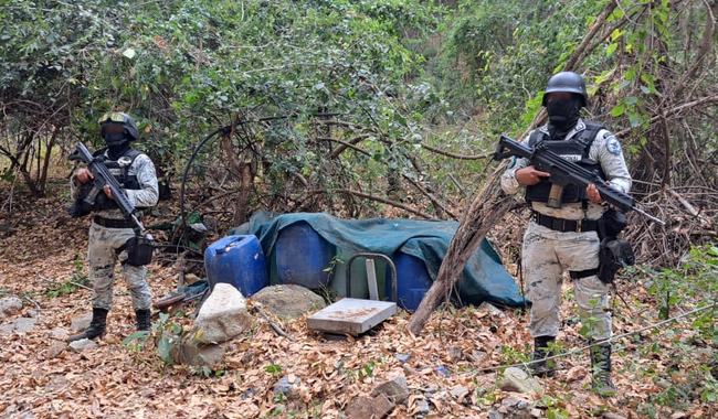 Guardia Nacional localiza bidones con aparentes precursores químicos en Durango