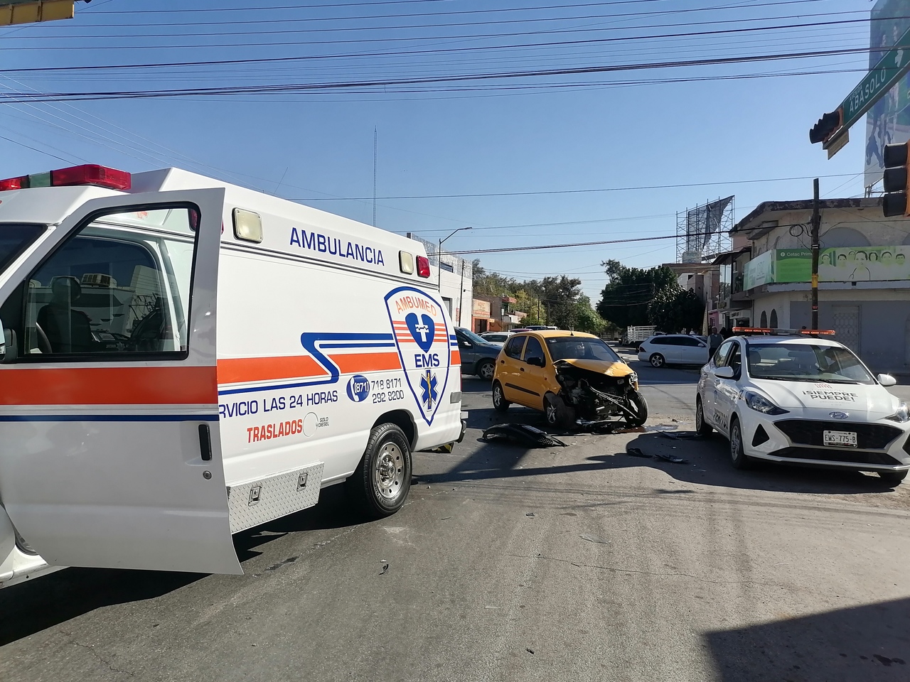 El vehículo particular circulaba con derecho de preferencia cuando una ambulancia se pasó el semáforo en rojo ante una emergencia.