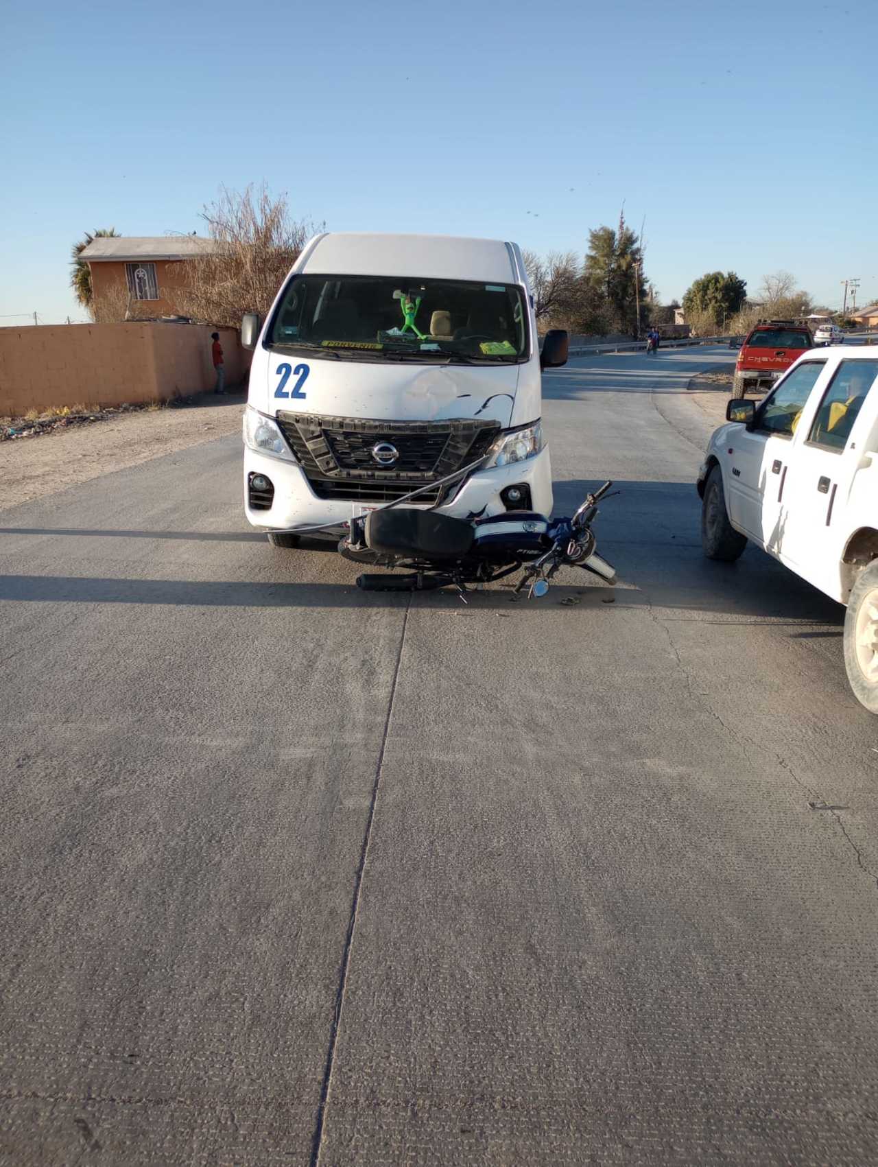 La camioneta tipo Van impactó al joven motociclista en la carretera al Chimal.