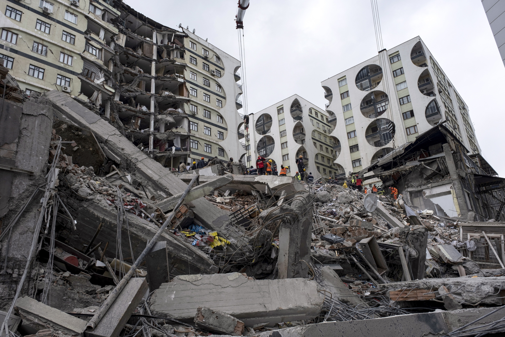 Mueren más de 4 mil 300 personas tras terremotos en Siria y Turquía