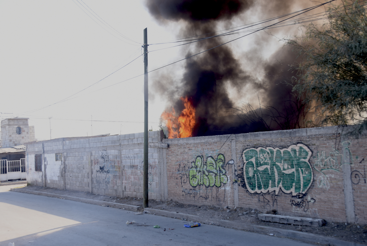 Piden denunciar a quien tire o queme basura en lotes baldíos en Torreón. (EL SIGLO DE TORREÓN)