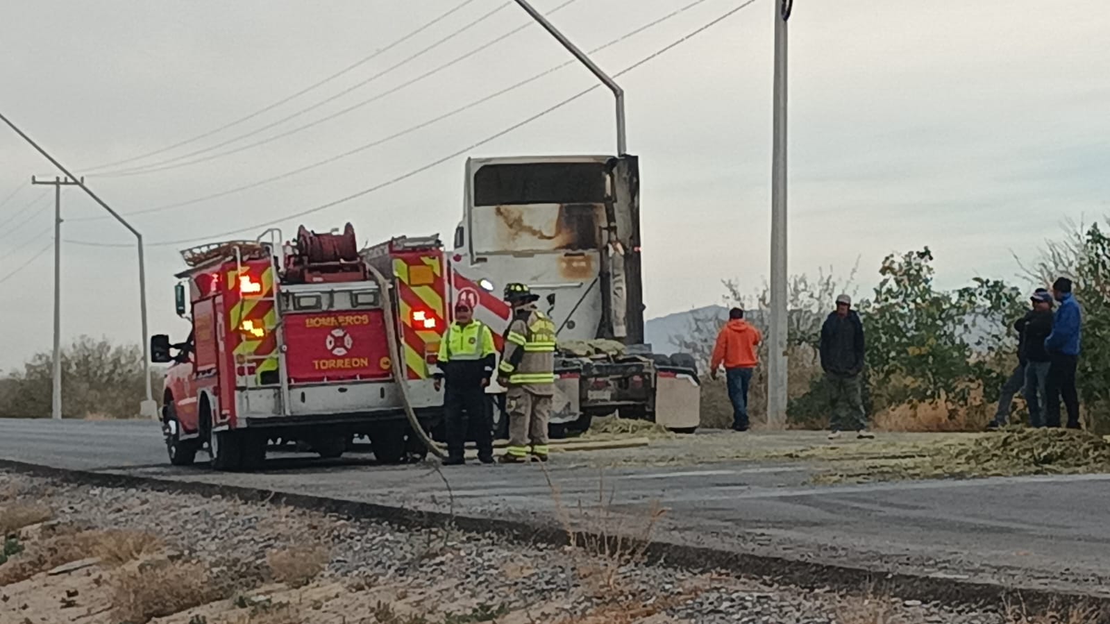 El operador del tráiler explicó que, al estar circulando, observó que salía humo de la carga. (EL SIGLO DE TORREÓN)