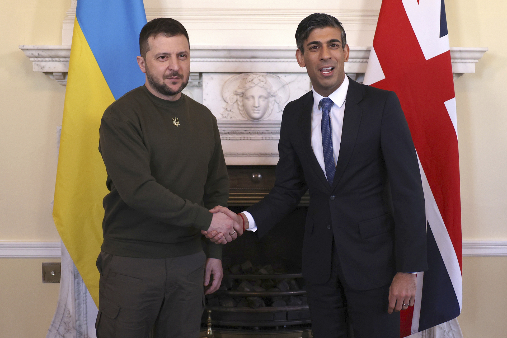 La ampliación de la ayuda a las fuerzas ucranianas se suma al actual programa de entrenamiento de reclutas que se realiza en el Reino Unido. (AP)
