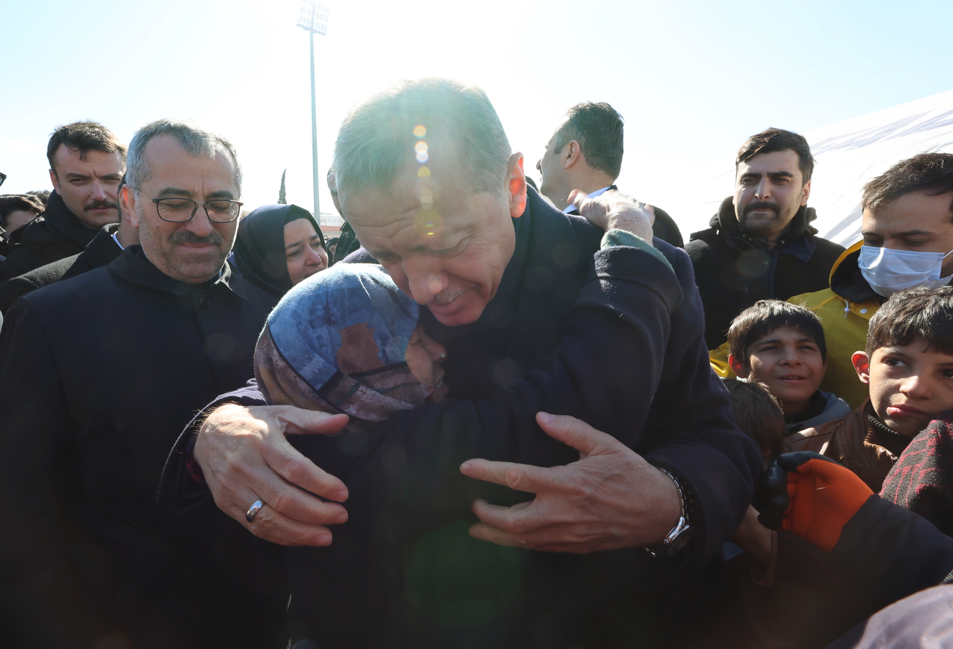 Tayyip Erdogan acusa a la oposición de injurias y promete más ayudas para víctimas de terremotos