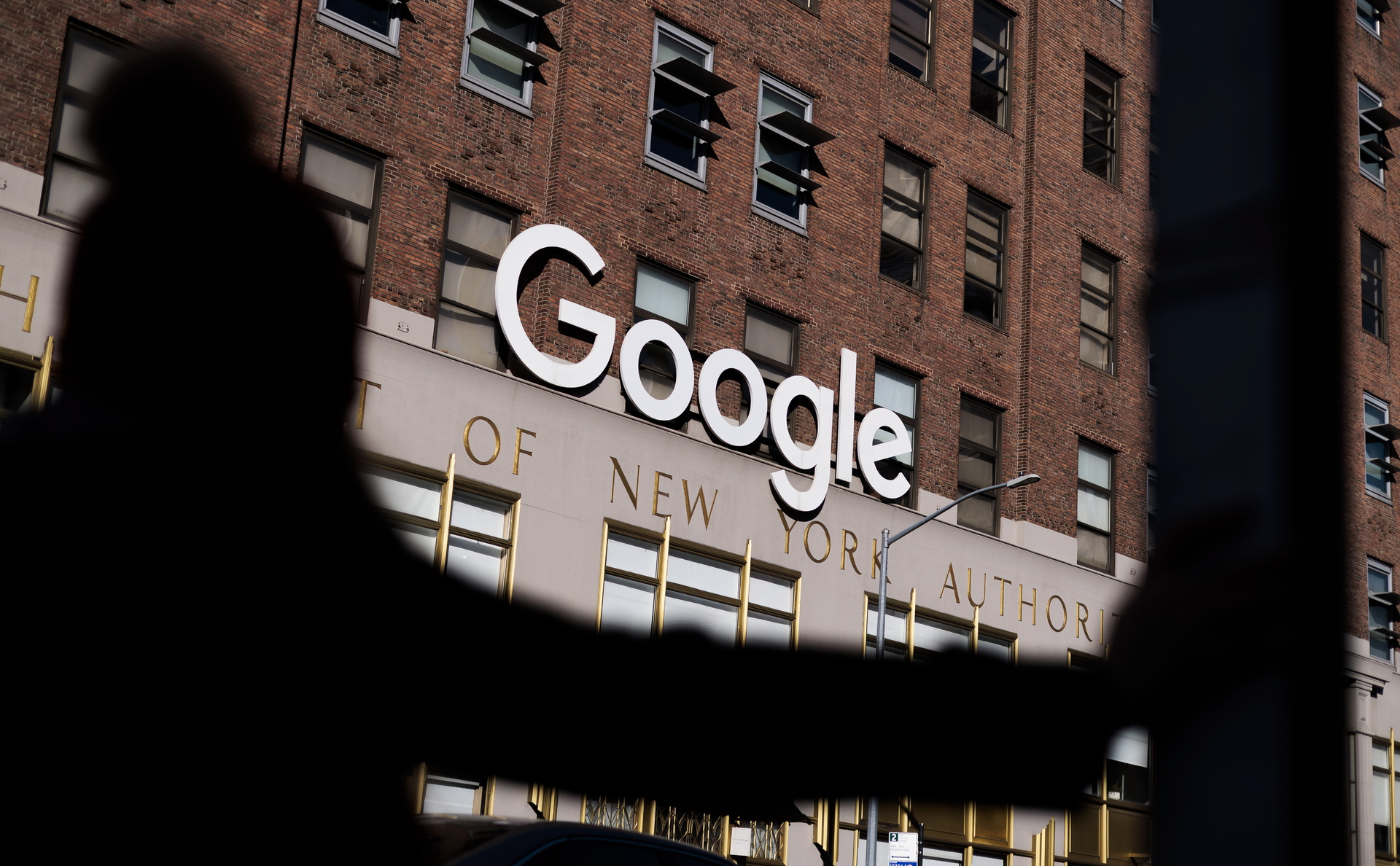 Alphabet, empresa matriz de Google, abre con caída de 8 % en Wall Street