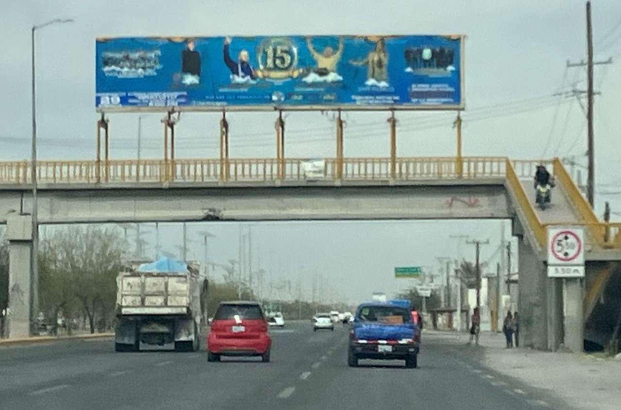 Motociclistas hacen uso de puente peatonal para cruzar vialidad. (EL SIGLO DE TORREÓN)