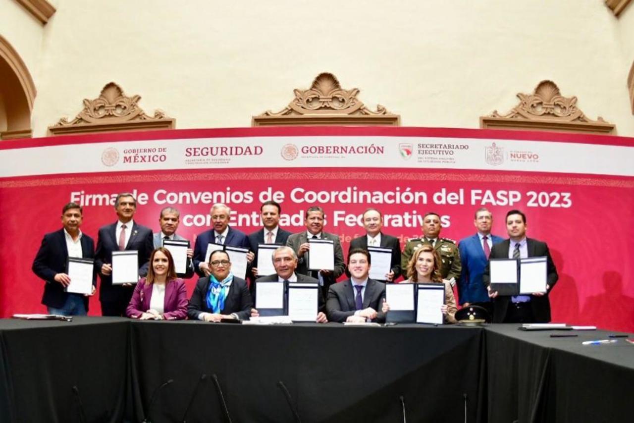 Gobernadores del norte del país y funcionarios federales firmaron convenios de seguridad en Nuevo León.