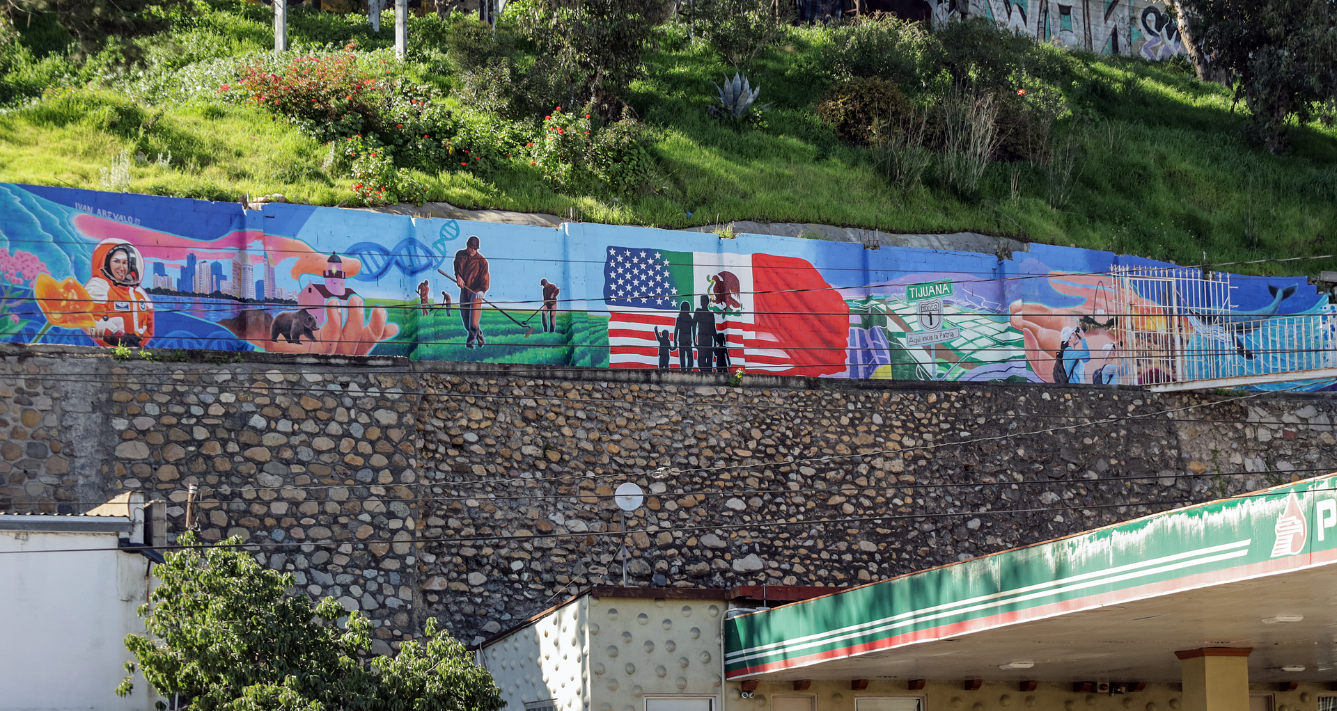 El mural en su parte izquierda representa el entorno de la región de San Diego y el contexto que han generado personas importantes de la región. (EFE)