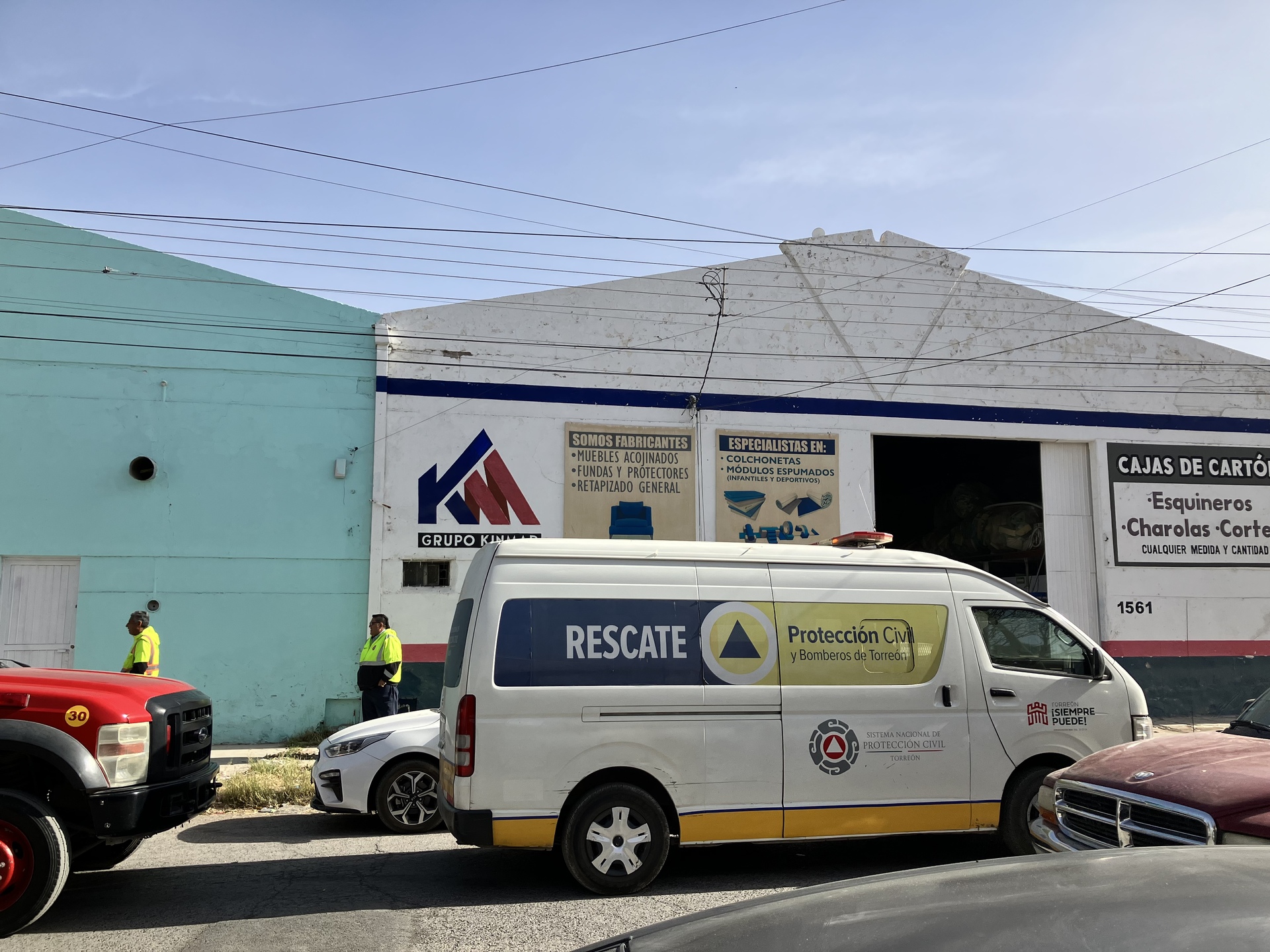 Los trabajadores de inmediato comenzaron a apagar el incendio con un extintor. (EL SIGLO DE TORREÓN)