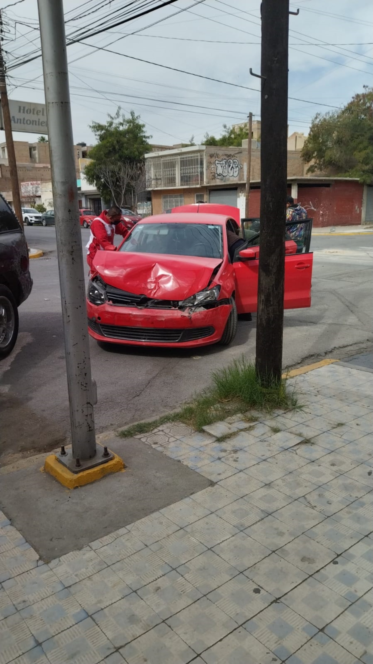 Auto y camioneta chocan en calles del Centro de Torreón; una mujer resultó lesionada.