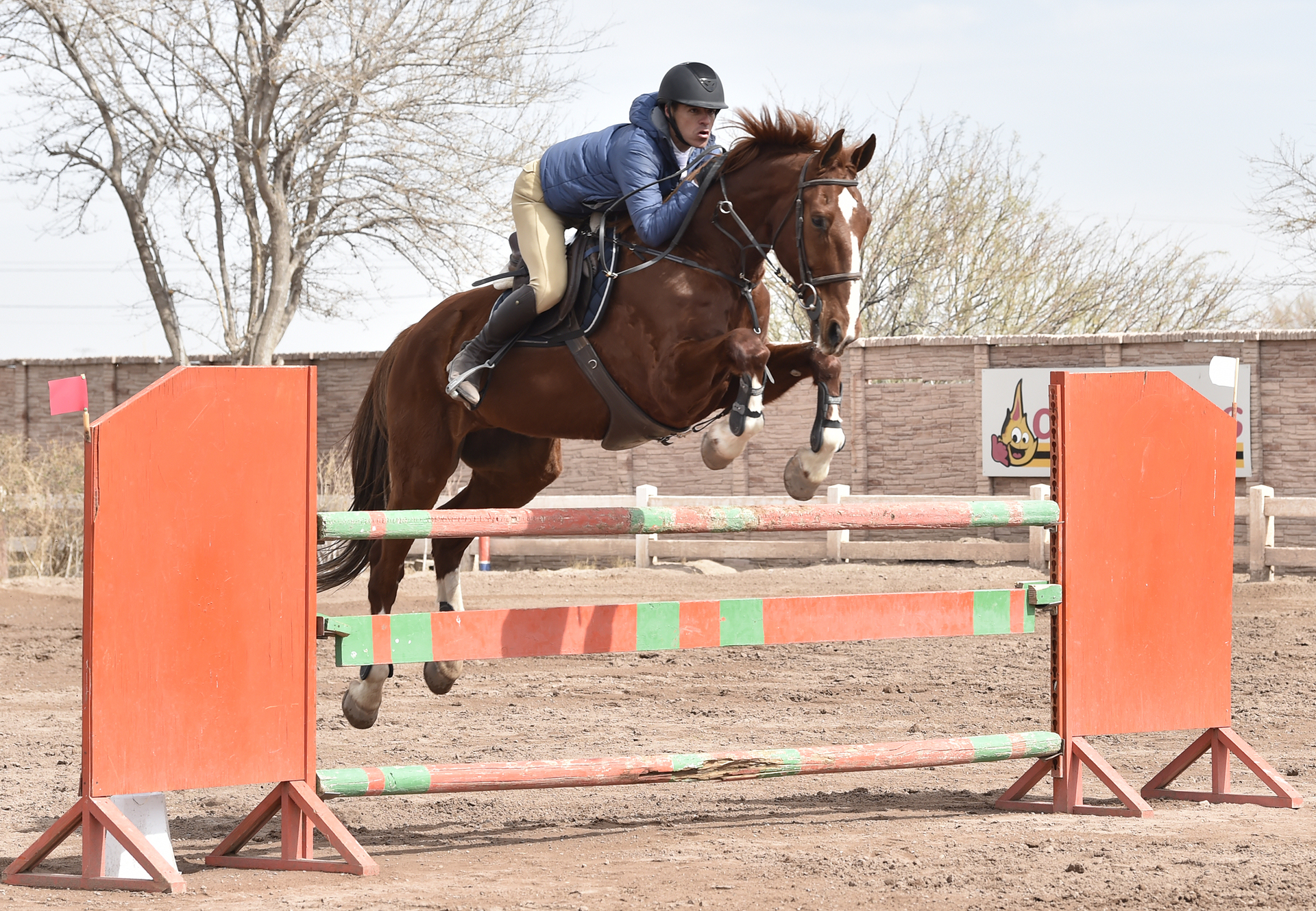 Celebran amistad con salto ecuestre