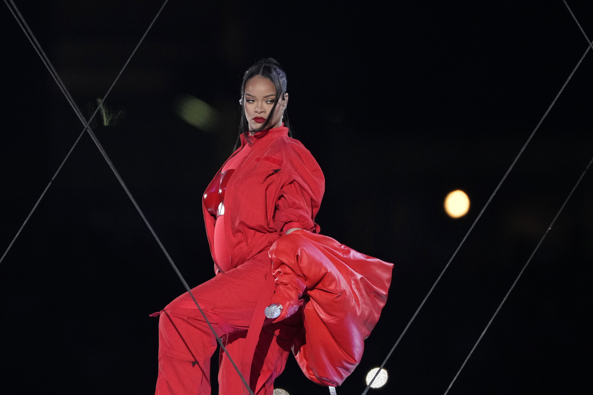 Rihanna hace triunfal regreso a los escenarios embarazada