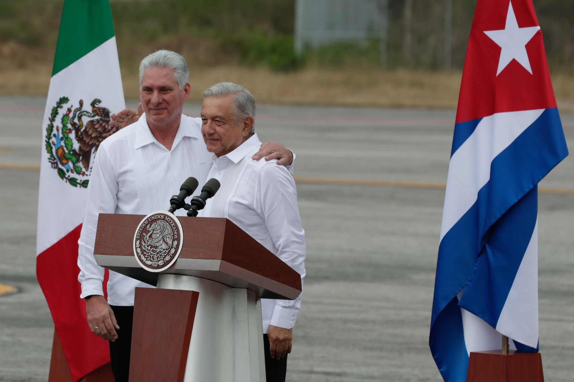 López Obrador otorgó a Díaz-Canel la Orden Mexicana del Águila Azteca. (ARCHIVO)