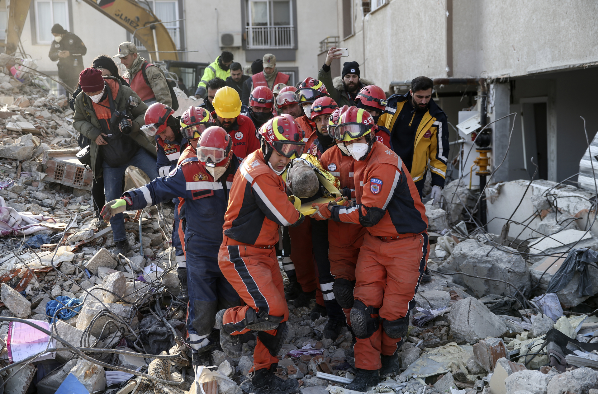 Un total de 84,000 edificios están o bien derrumbados o tan gravemente dañados que deben demolerse de forma urgente. (AP)
