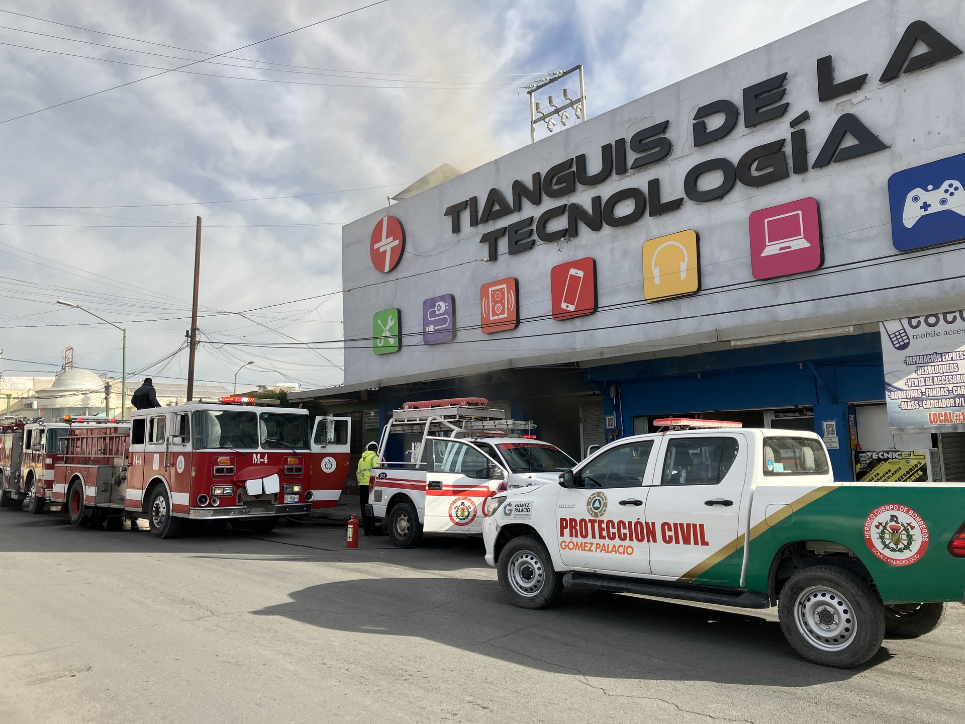 Se Registra Aparatoso Incendio En El Tianguis De La Tecnología De Gómez