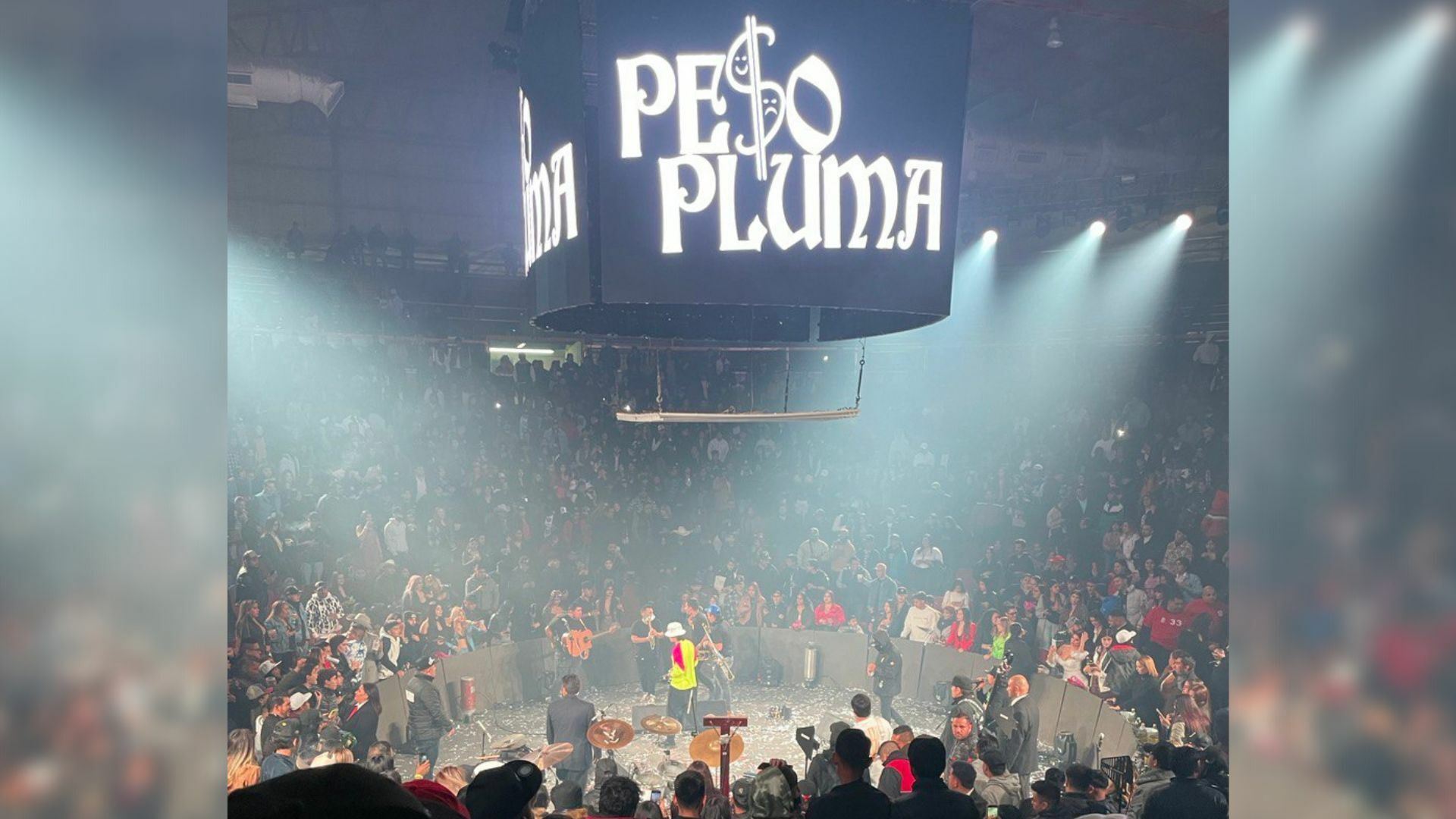 Los laguneros apoyan a Peso Pluma en su concierto en Gómez Palacio El