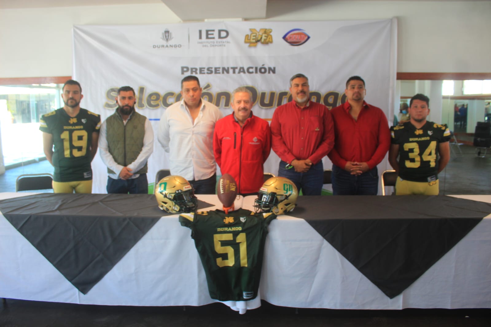 Otorgan uniformes a la selección Durango de la Liga Extrema de Futbol Americano