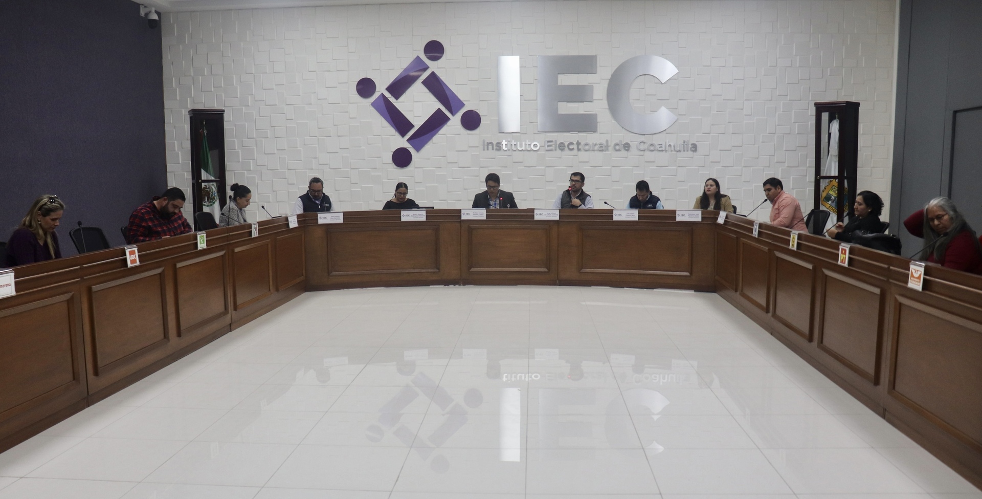 El Instituto Electoral de Coahuila desechó la queja contra el gobernador por actos anticipados de campaña.