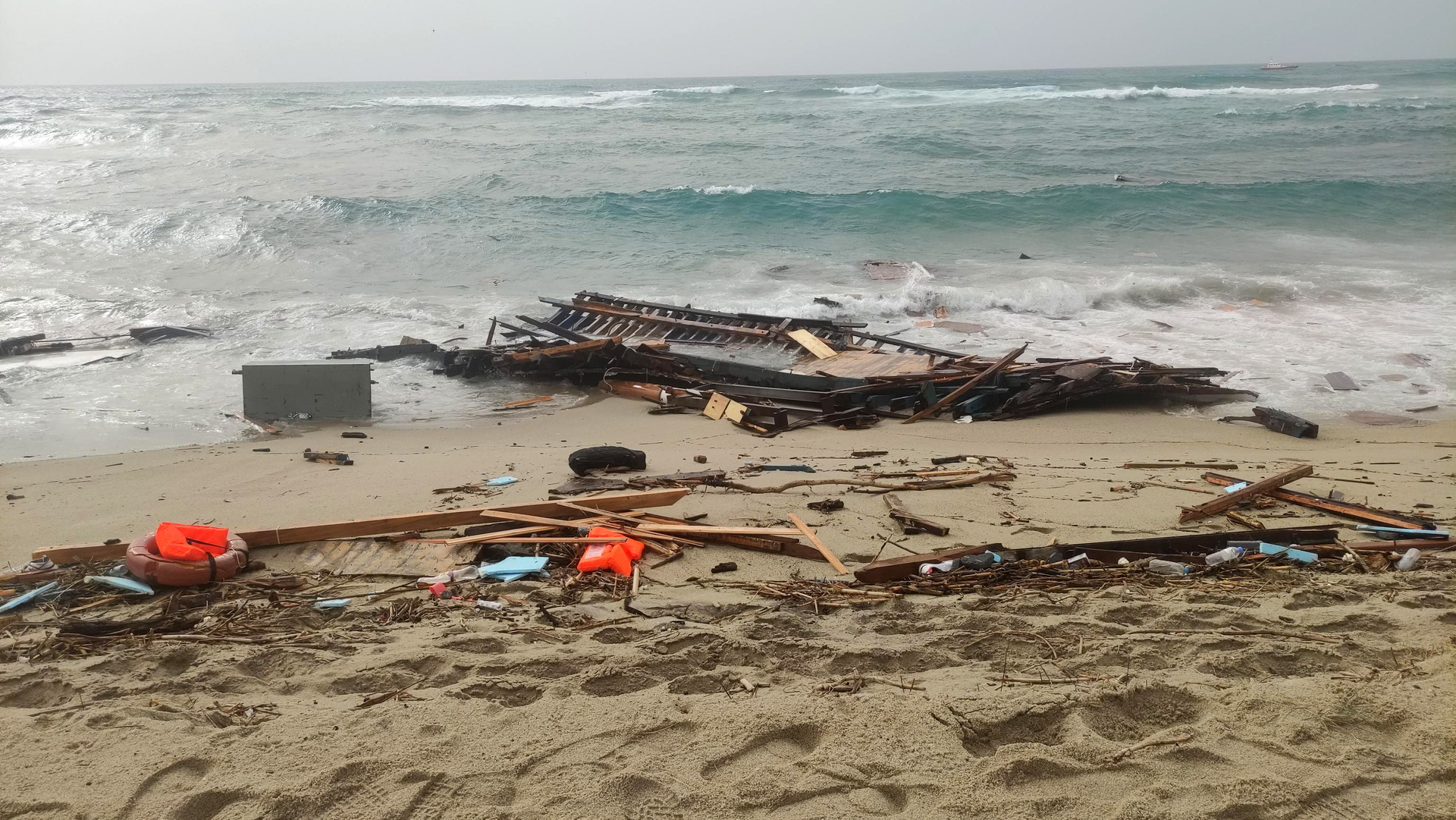 Naufraga un bote con migrantes en Italia; reportan al menos 60 muertos