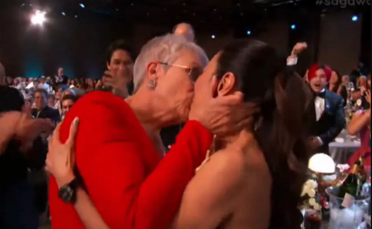 Jamie Lee Curtis le planta tremendo beso a Michelle Yeoh tras ganar el SAG Award