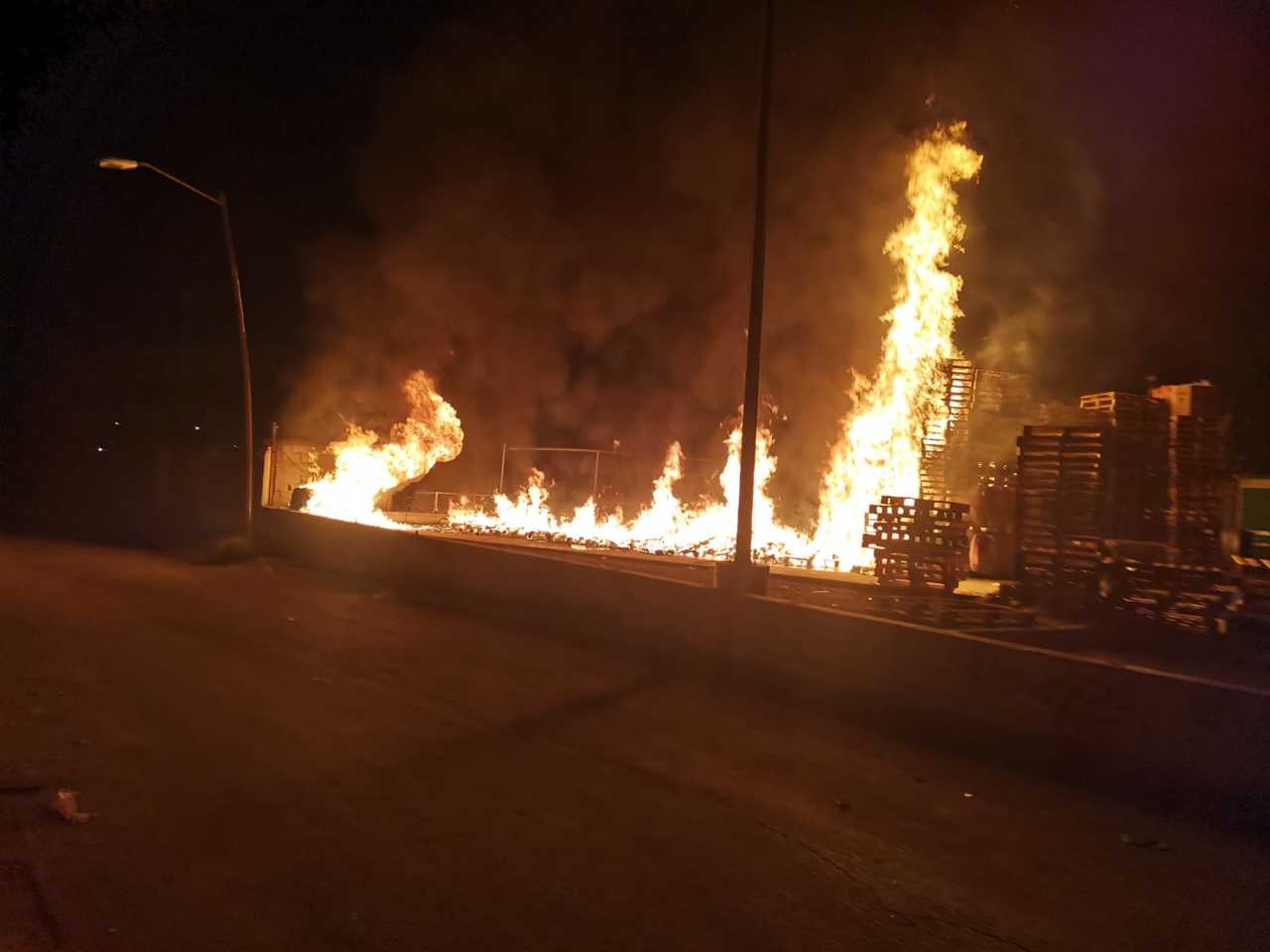 Tarimas y pacas de cartón se incendiaron en los patios de un centro comercial ubicado en el sector oriente de Torreón.